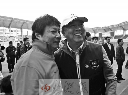 比賽結(jié)束后，老胡熱情擁抱老唐。