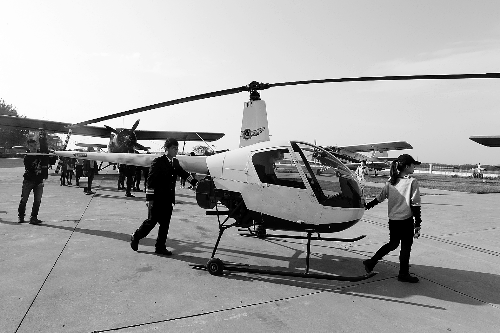 選拔賽現(xiàn)場，選手們正入場表演 記者 鄧萬里/攝