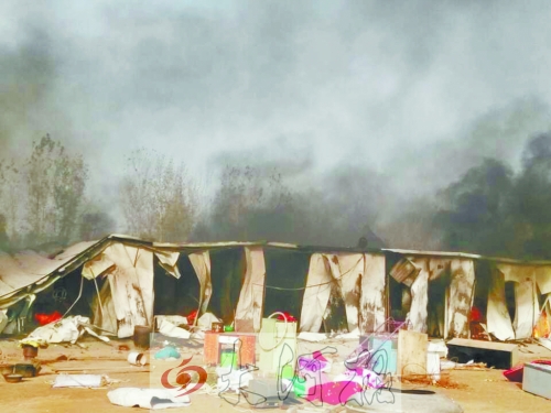 火勢(shì)蔓延前村民從屋內(nèi)搬出的冰箱、桌子等物品 火勢(shì)蔓延前村民從屋內(nèi)搬出的冰箱、桌子等物品