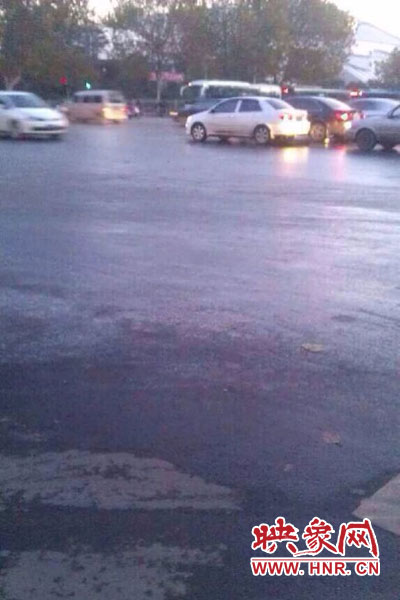 中原路與嵩山路交匯處路面因灑水結(jié)冰。（圖片來自網(wǎng)絡(luò)）