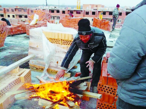 在俄羅斯工地打工時(shí)，因?yàn)樘焯洌と瞬坏貌辉诠さ厣鹑∨?。（圖由方先生提供）