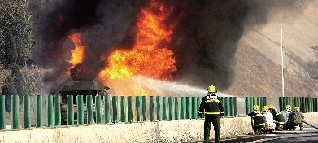 油罐車發(fā)生火災 油罐車發(fā)生火災