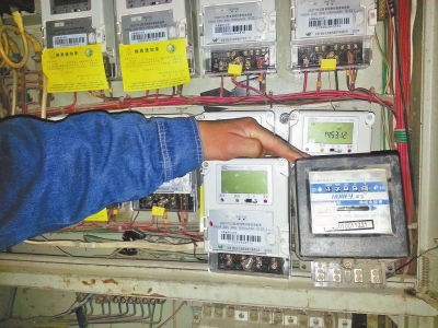 　跟智能電表（左）相比，老式機(jī)械電表（右）就像個(gè)“老古董”。