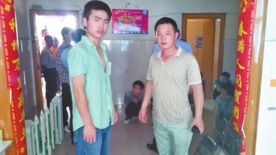 在吳文舉老師的幫助下，王強(qiáng)強(qiáng)（左）從傳銷窩點(diǎn)成功脫險(xiǎn)。