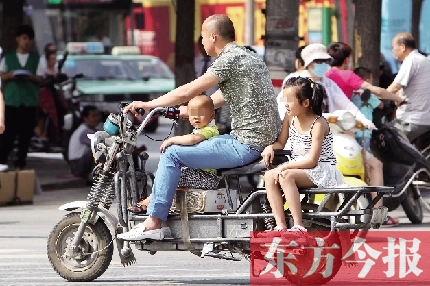 這樣帶著孩子，一個剎車，孩子就有可能摔下車
