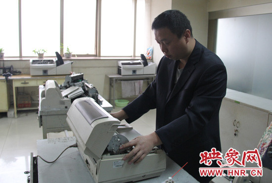 “不行，我再試一下，我一定要修好它?！庇龅诫y題，東北人身上的那股執(zhí)拗勁讓他又堅(jiān)持了下來