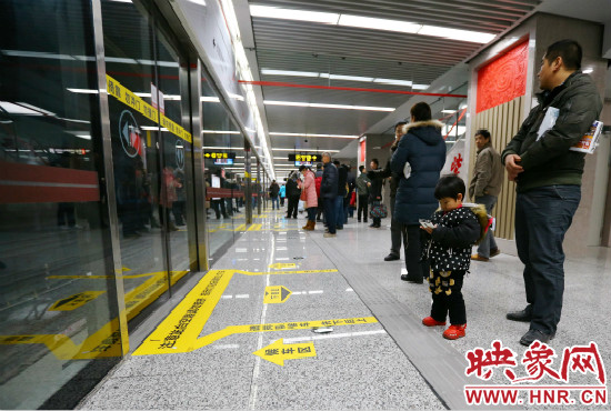 小朋友在等候區(qū)內(nèi)等待地鐵。