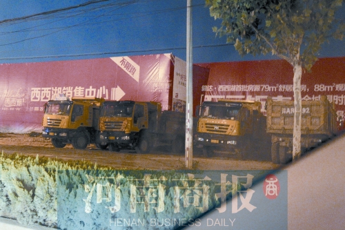 昨夜，記者發(fā)現(xiàn)一些工地外，渣土車們正在“休息”記者 鄧萬里/攝