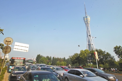 航海路中原福塔門前調(diào)頭口被封閉，等待左轉(zhuǎn)調(diào)頭的車輛排起長(zhǎng)隊(duì)。