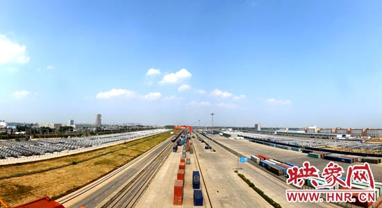 鄭州鐵路集裝箱中心站內(nèi)，滿載貨物的國際班列從這里開出。段晉哲/攝