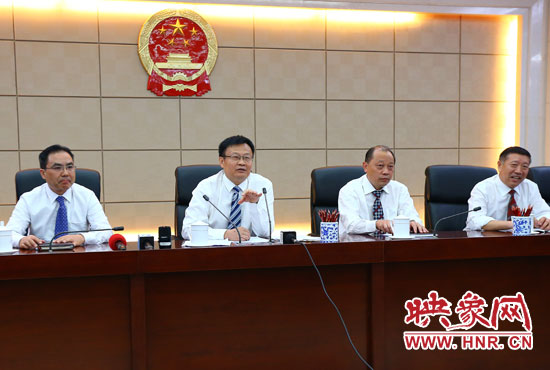 專題詢問會(huì)結(jié)束后，省人大組織召開記者提問會(huì)。