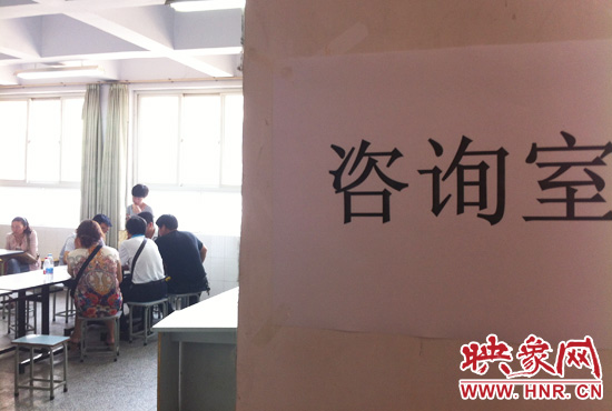 在金水區(qū)教體局設(shè)立的“復(fù)議”現(xiàn)場(chǎng)，家長(zhǎng)們提出了各式各樣的問(wèn)題。