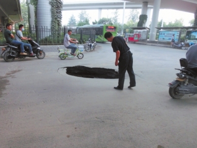 市民探頭看，大坑“深不可測”。