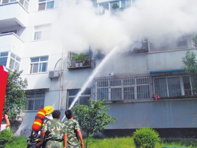 陽臺(tái)內(nèi)的火勢得到控制 陽臺(tái)內(nèi)的火勢得到控制