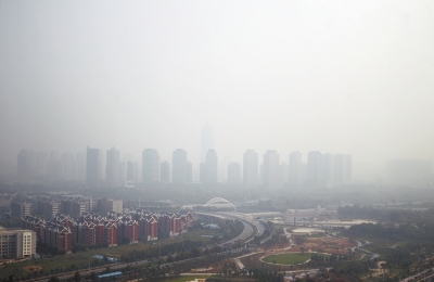 玉米秸稈煙淹了“大玉米”10月7日，霧霾籠罩下的鄭東新區(qū)CBD。