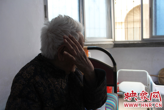 說(shuō)起敬老院要搬遷,老太太忍不住流眼淚。