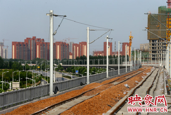 現(xiàn)代化的城際鐵路為日新月異的城市發(fā)展帶來了新的活力。