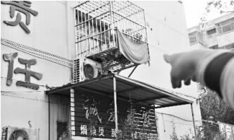 發(fā)生矛盾的一二樓鄰居，喇叭就安裝在二樓窗口。