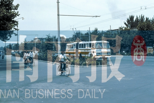 1983年的建設(shè)路，已經(jīng)有了電車