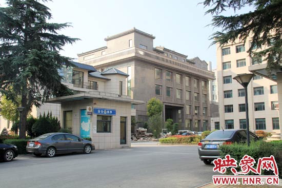 據(jù)這座建筑的一名工作人員稱，整座建筑為海龍集團所有，房屋建成之后用作公司紅木家具展示。