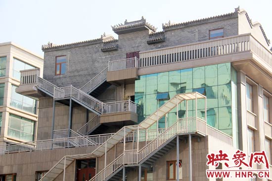 這座建筑的背面，已建好步梯。