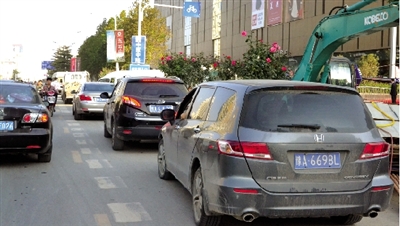 中原路華山路口，花壇擋了進(jìn)入地下商場的車流