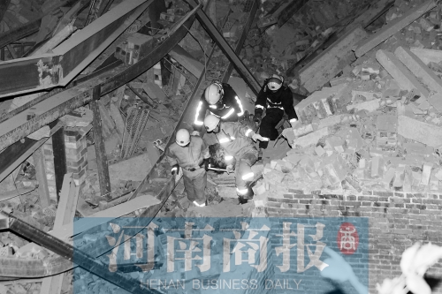 昨晚8點(diǎn)30分，消防員從廢墟中救出一名被埋者