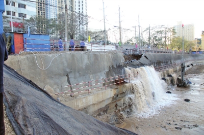 從破裂自來水管道中冒出的水如瀑布一樣涌入工地 從破裂自來水管道中冒出的水如瀑布一樣涌入工地