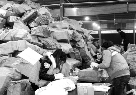 “雙十一”過后快遞業(yè)迎來投遞高峰，鄭州一家快遞公司網(wǎng)點內(nèi)，快遞堆積如山，分揀員24小時不間斷工作