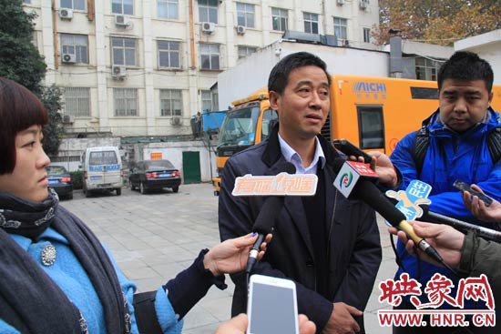 鄭州城市管理局行政執(zhí)法監(jiān)察支隊二大隊副大隊長杜陸水就“河南省人民會堂違法戶外廣告”一事，接受媒體采訪