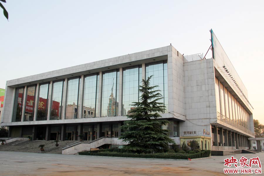 省人民會堂樓頂西側的廣告牌已經(jīng)全部拆除完畢，現(xiàn)場的施工人員和機械設備已經(jīng)全部撤離。