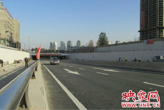 紅專路下穿中州大道隧道工程西起紅專路與姚寨路交叉口，東至紅專路與龍湖外環(huán)路交叉口。