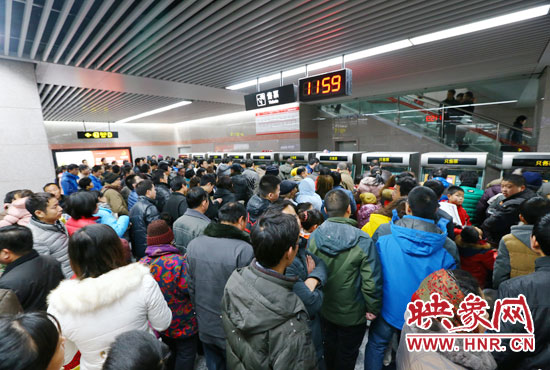地鐵開(kāi)通首日，上午十一點(diǎn)五十九分，紫荊山地鐵站售票機(jī)前擠滿了買(mǎi)票的市民。