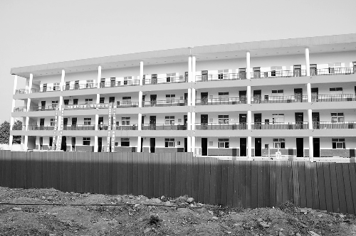 被平移的教學(xué)樓有四層，總重達(dá)6000多噸