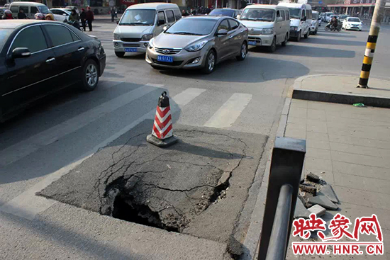 南陽路農(nóng)業(yè)路出現(xiàn)深坑，近看是因為瀝青充當(dāng)窨井蓋所致