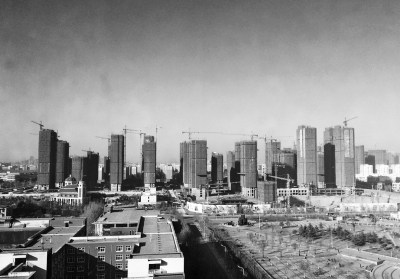 在鄭州市同一地點拍攝的照片，下為1月1日晴朗天氣，上為1月5日霧霾天氣。（拼接圖片）