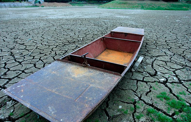 平頂山白龜山水庫(kù)擱淺的小船(資料圖) 平頂山白龜山水庫(kù)擱淺的小船(資料圖)