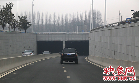 緯四路下穿中州大道隧道上過往的車輛 緯四路下穿中州大道隧道上過往的車輛