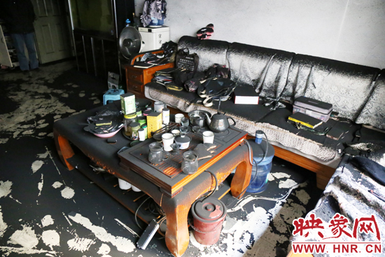 一樓住戶的家中到處都是黑煙灰兒，無法居住。