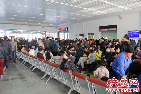 鄭開城鐵列車晚點致旅客滯留 疑因線路上掛落異物 鄭開城鐵列車晚點致旅客滯留 疑因線路上掛落異物