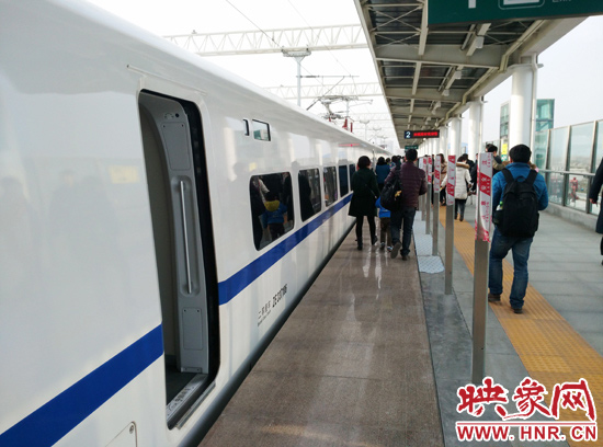 鄭開城鐵列車晚點致旅客滯留 疑因線路上掛落異物 鄭開城鐵列車晚點致旅客滯留 疑因線路上掛落異物