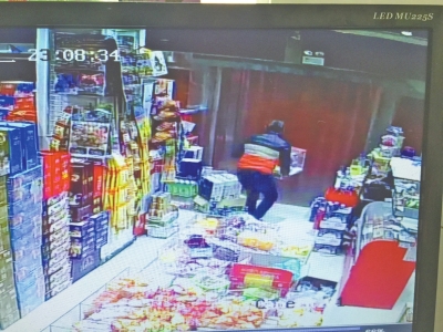 監(jiān)控中顯示，當時竊賊抱起募捐箱就跑。