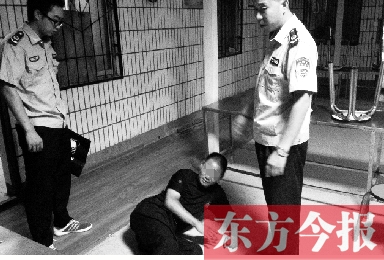 渾身酒氣的趙某被城管隊員逮到后躺在地上不起來 渾身酒氣的趙某被城管隊員逮到后躺在地上不起來