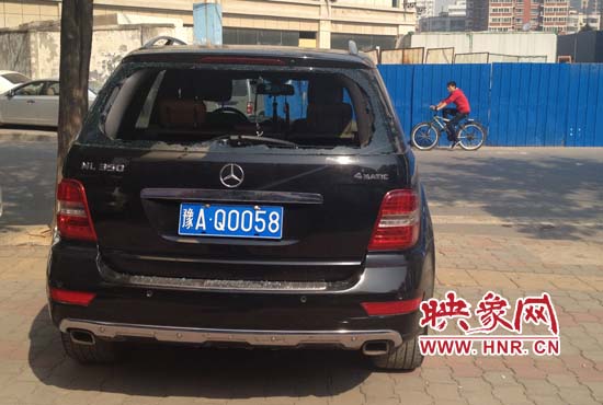 奔馳車夜停路邊被砸，損失萬元以上