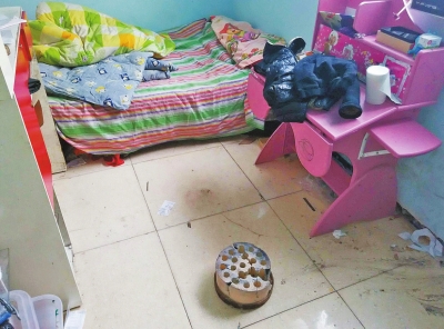 在理發(fā)店死者居住的臥室內(nèi)，地上放有一個(gè)大煤球。