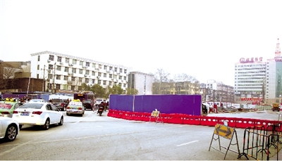 試圍擋后，車輛從西向東緩慢通行