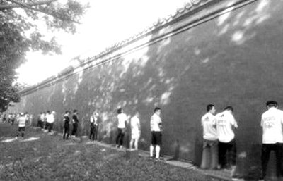 網(wǎng)友上傳的“北馬”選手集體“尿紅墻”圖片。