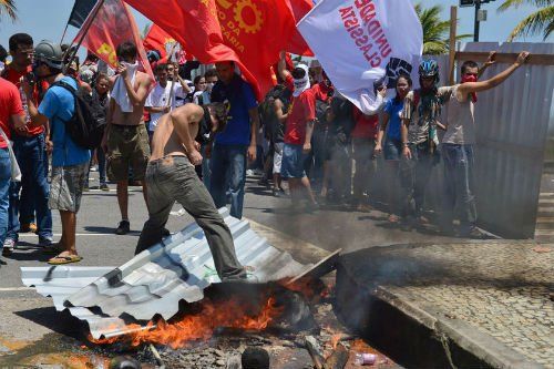 當(dāng)?shù)貢r(shí)間10月21日，巴西里約熱內(nèi)盧近海一座油田舉行開采權(quán)競標(biāo)，引發(fā)示威者抗議，與負(fù)責(zé)安保的大量配槍巡邏士兵發(fā)生沖突。 CFP