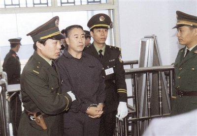 2000年9月30日，河南商丘，胡萬林被法警押上法庭。