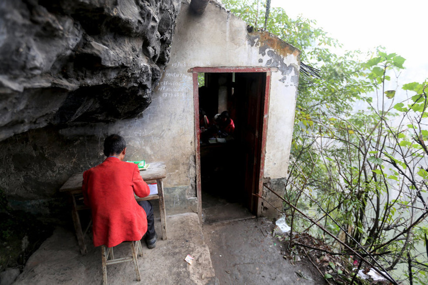 左邊是絕壁，右邊是懸崖，這樣一個(gè)讓人“倒吸涼氣”的地方，卻是袁老師的“辦公室”。